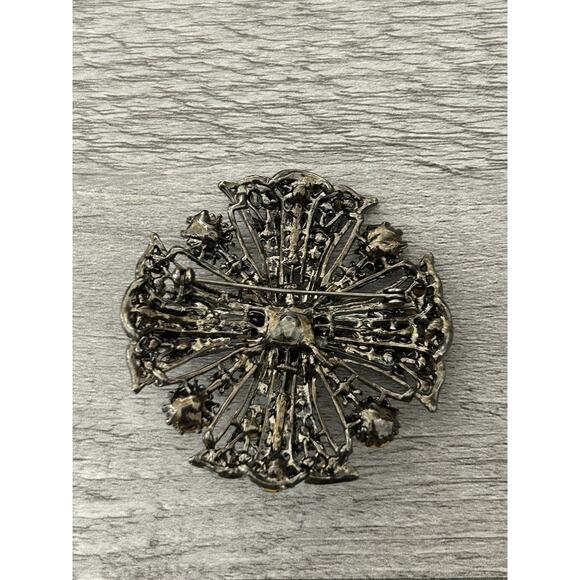 Beautiful Maltese Cross Brooch - Picture 2 of 2